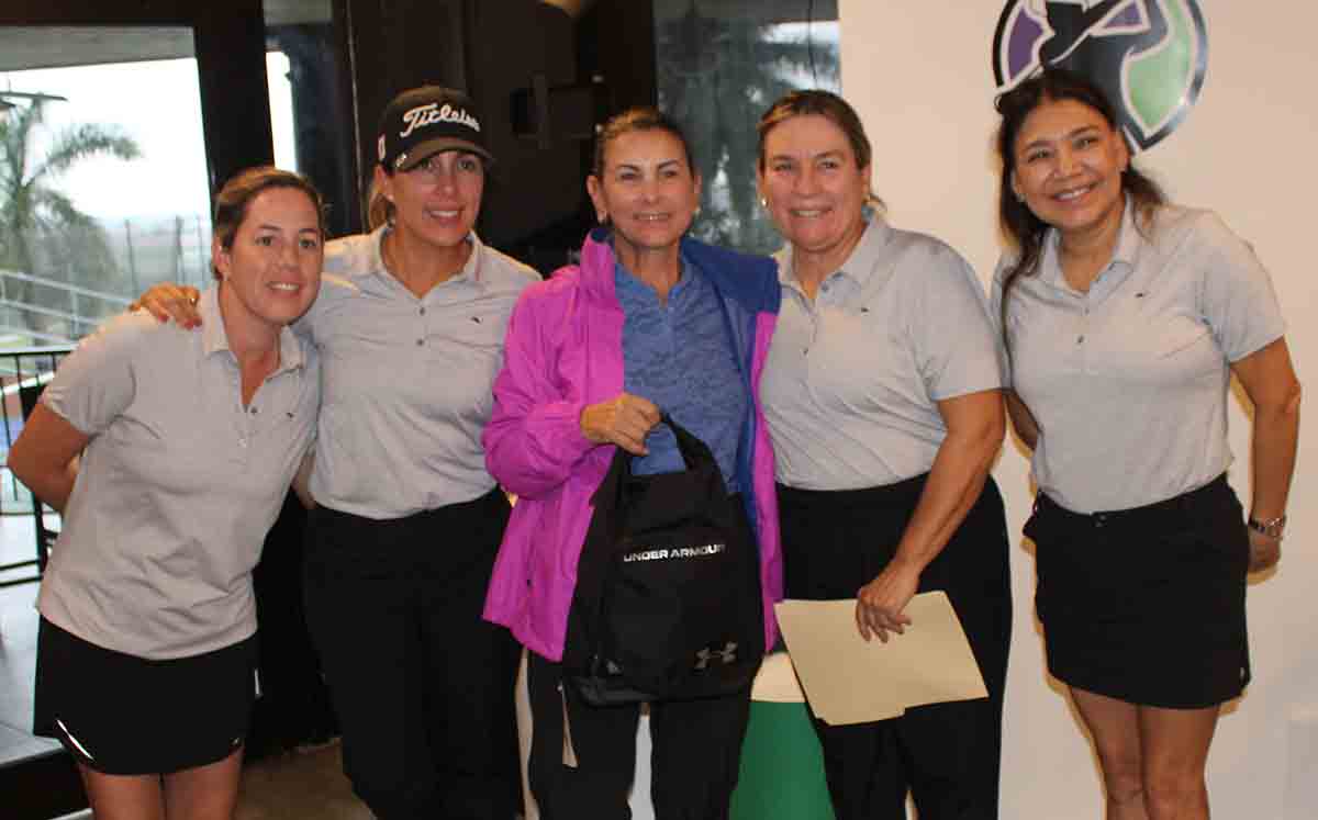 LUCY LORENZO, ISABEL GÓMEZ, SILVIA DE GARCÍA, ROSA ESTEVE Y HORTENSIA ROJAS felices por la amplia participación en el torneo