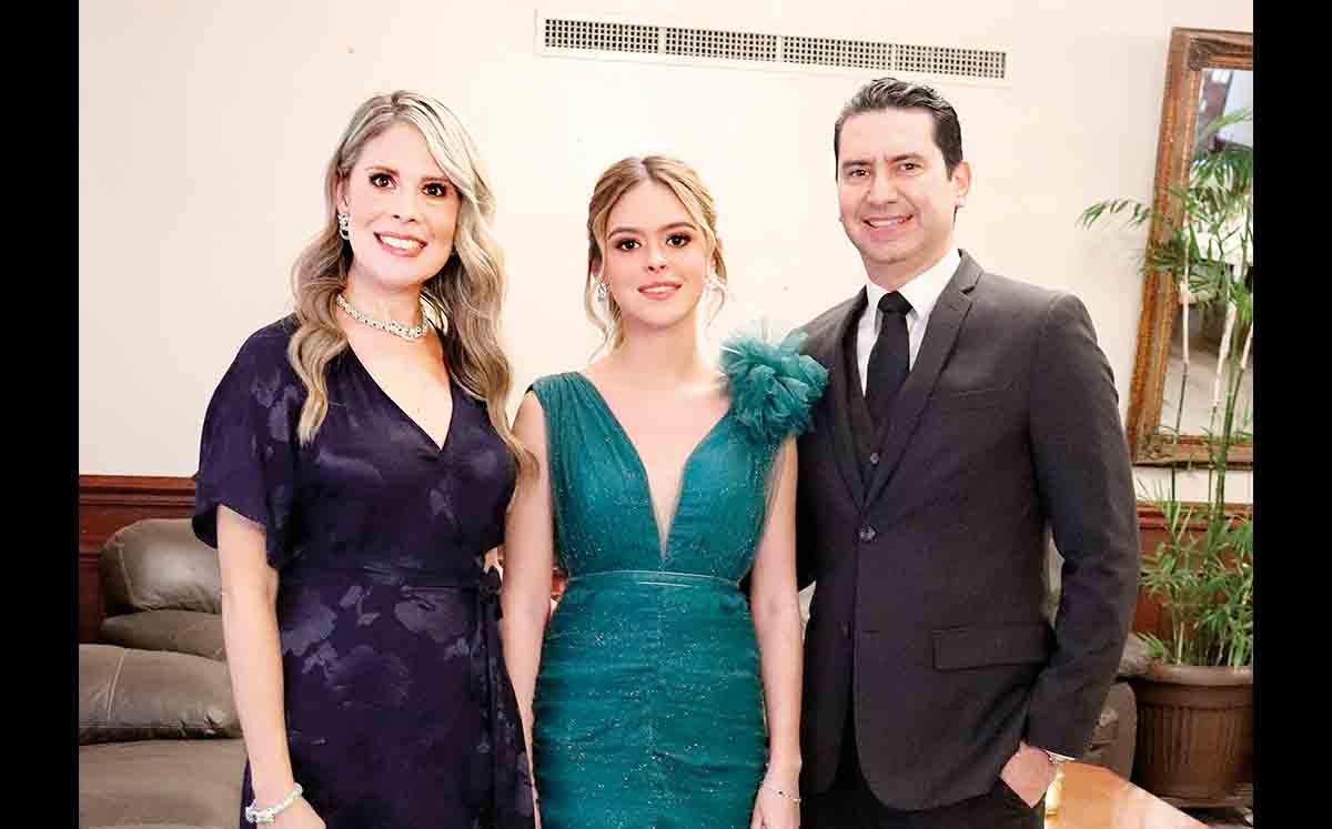 BLANCA ZAMORA, la reina saliente MIRANDA GONZÁLEZ Y GUSTAVO GONZÁLEZ felices de todo un año de reinado