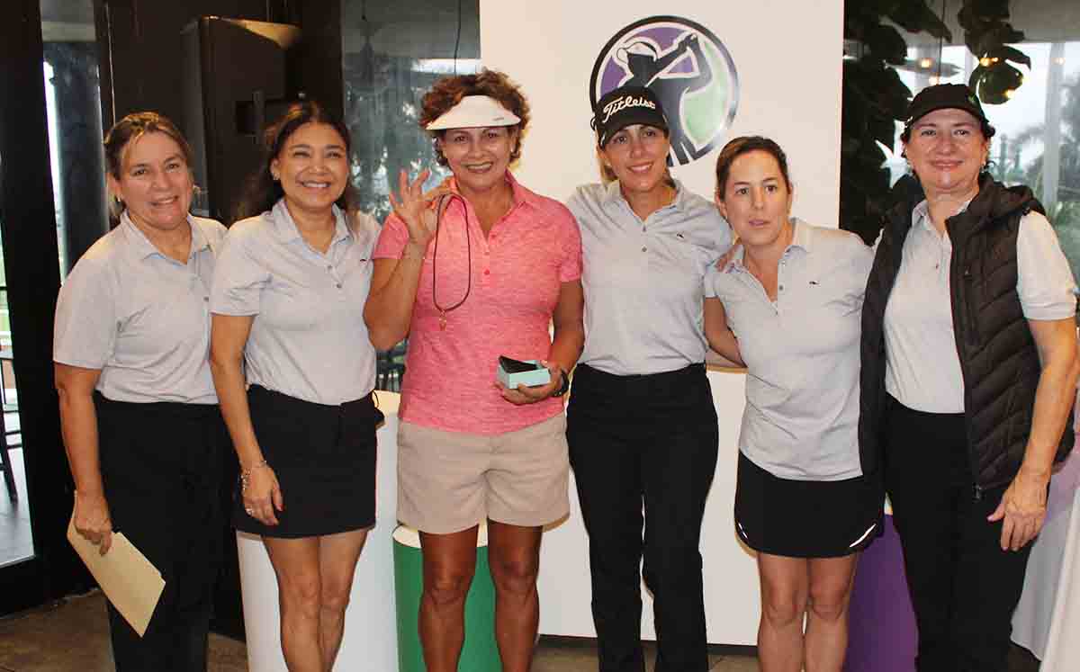 ROSA ESTEVE, HORTENSIA ROJAS, EVA CONTRERAS, ISABEL GÓMEZ, LUCY LORENZO, ANA BETY GUTIÉRREZ en la premiación