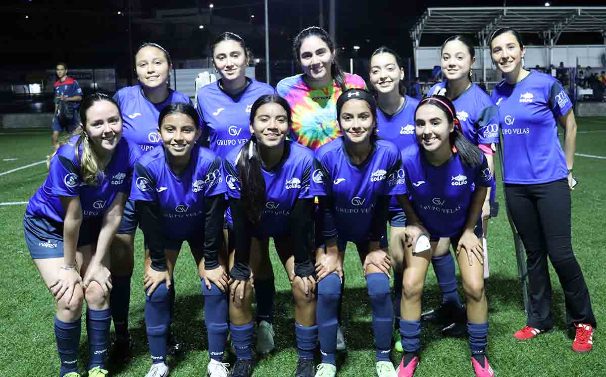 EQUIPO GOLFO las absolutas ganadoras del torneo de fútbol de la Copa Camilo