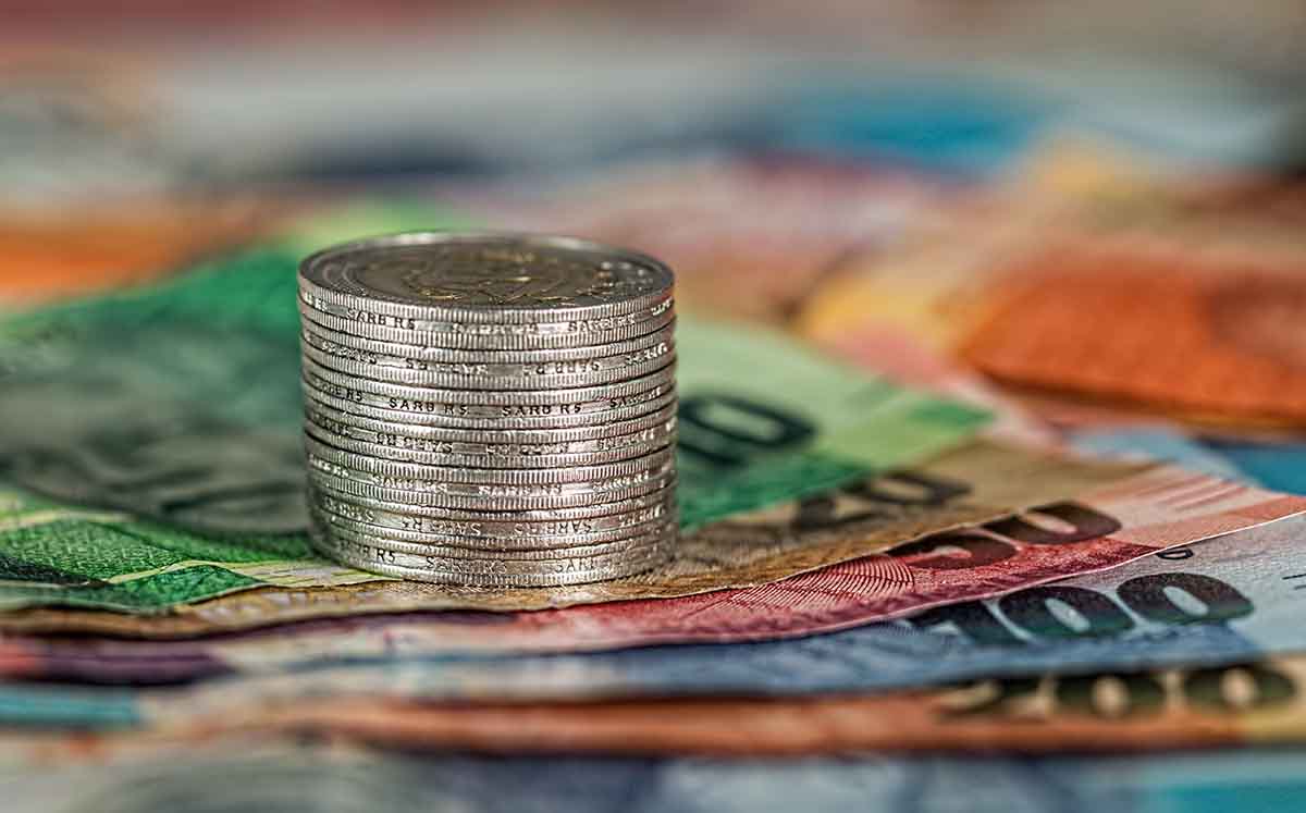 Billetes y monedas redondas color plata (Fotos: PEXELS de Pixabay)