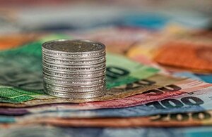 Billetes y monedas redondas color plata (Fotos: PEXELS de Pixabay)