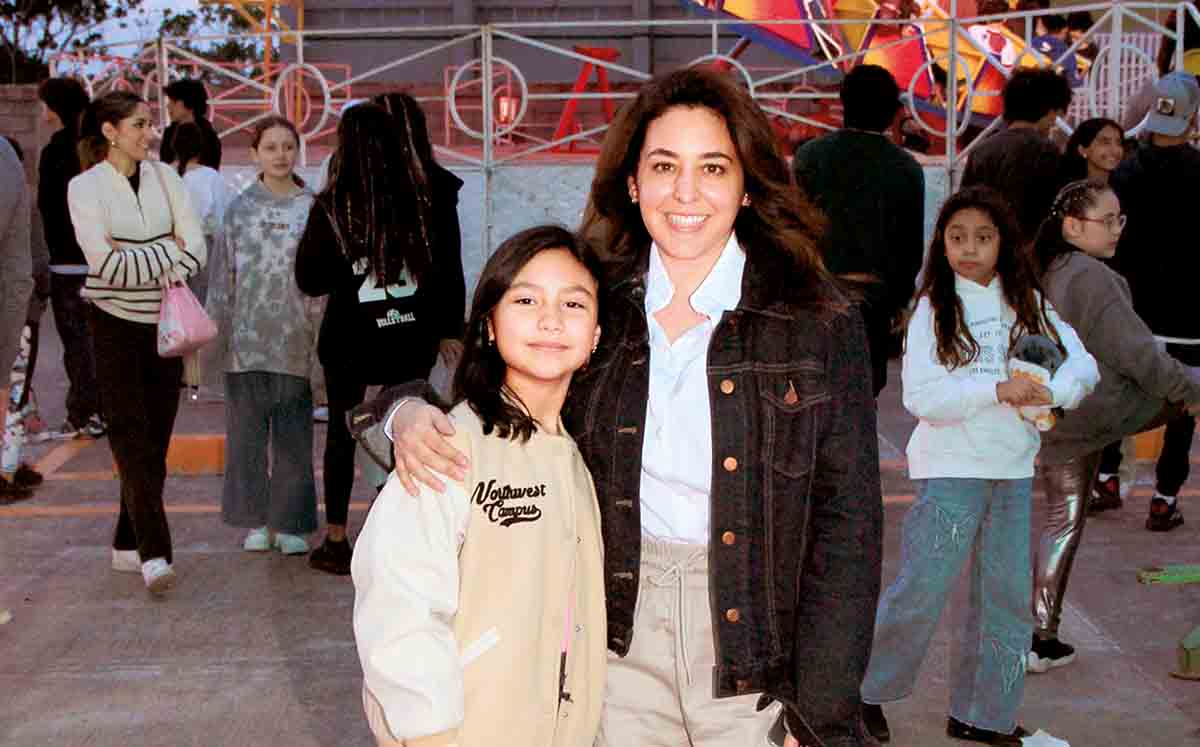 NINA RIVERA Y GABY DE RIVERA amaron los juegos mecánicos en la kermes del Instituto Cultural Tampico