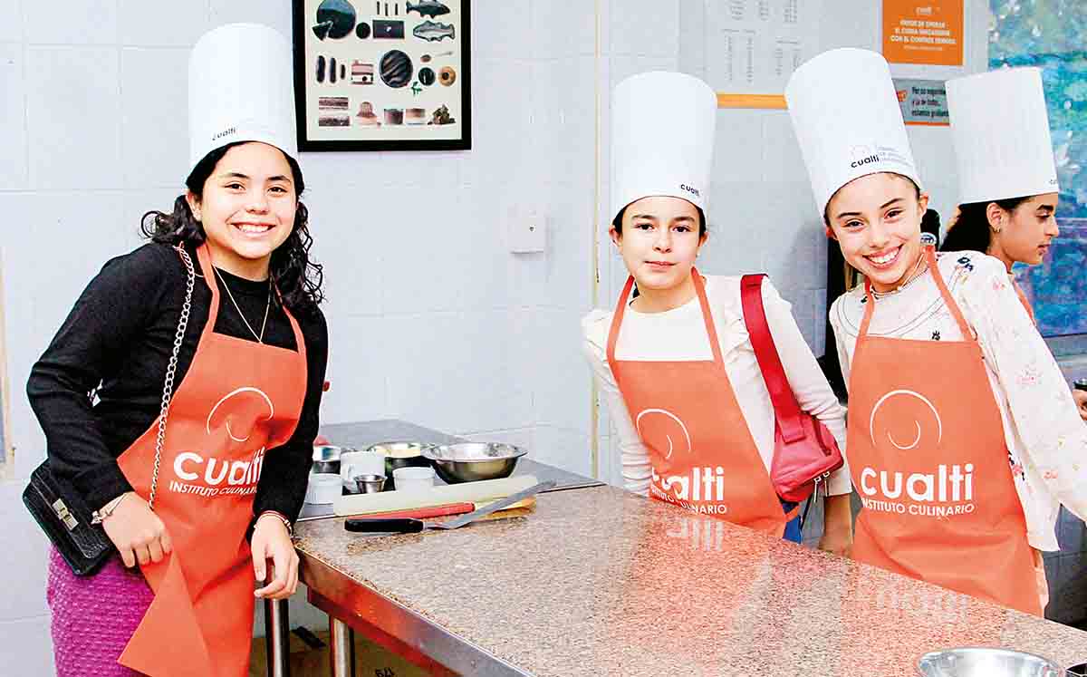 DANIELA RAMOS, MÓNICA MORALES E INÉS RAVIZÉ felices de festejar junto a Constanza Verteramo  en Cualti