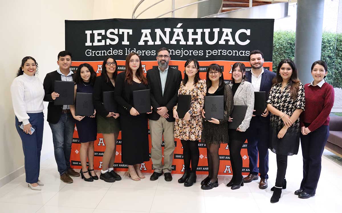 Alumnos de la licenciatura en Idiomas felices con su certificado