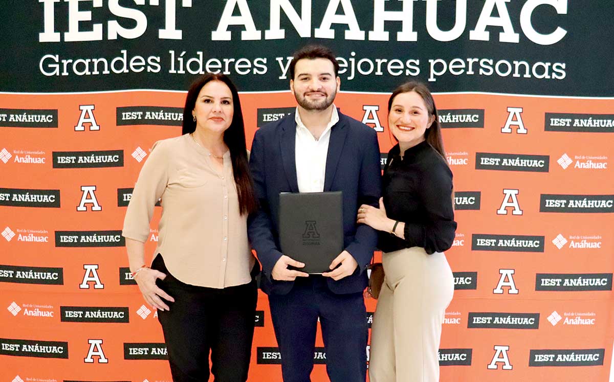 ALMA NELLY AGUIRRE Y ANNEL AGUIRRE orgullosas de LUIS EDUARDO AGUIRRE quien recibió su certificado de Idiomas del IEST Anáhuac