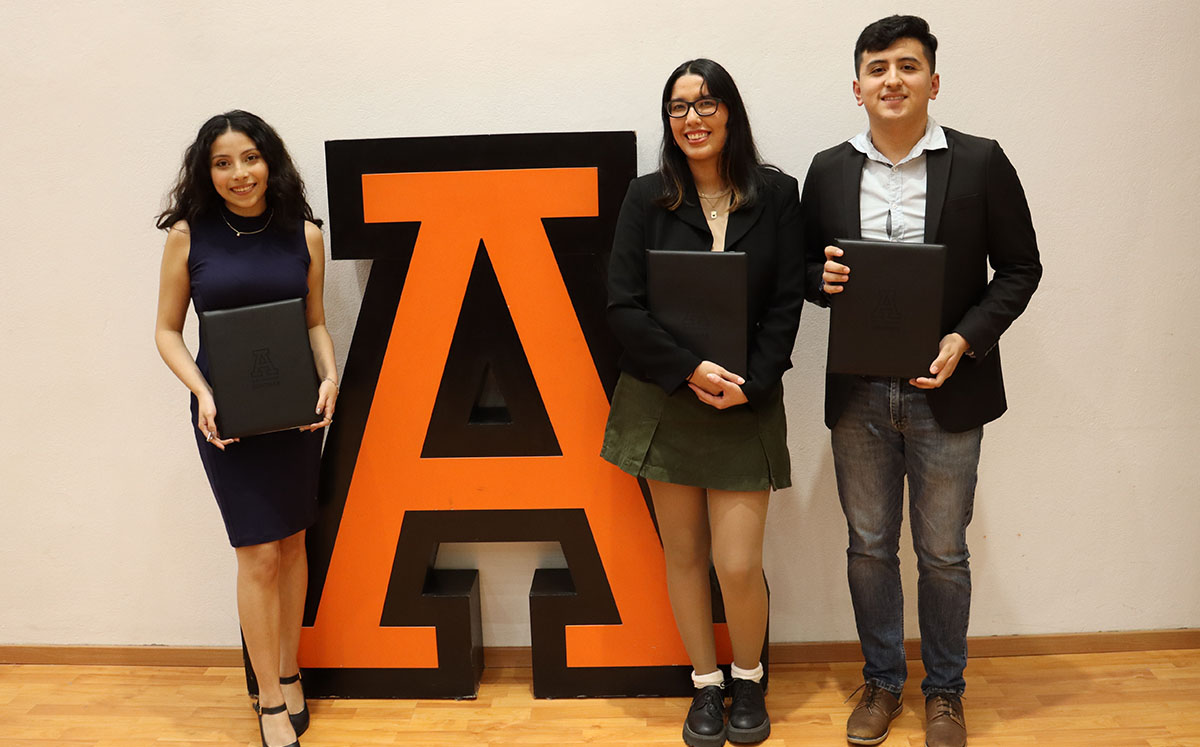 Alumnos del evento felices de tener un éxito más para su carrera profesional