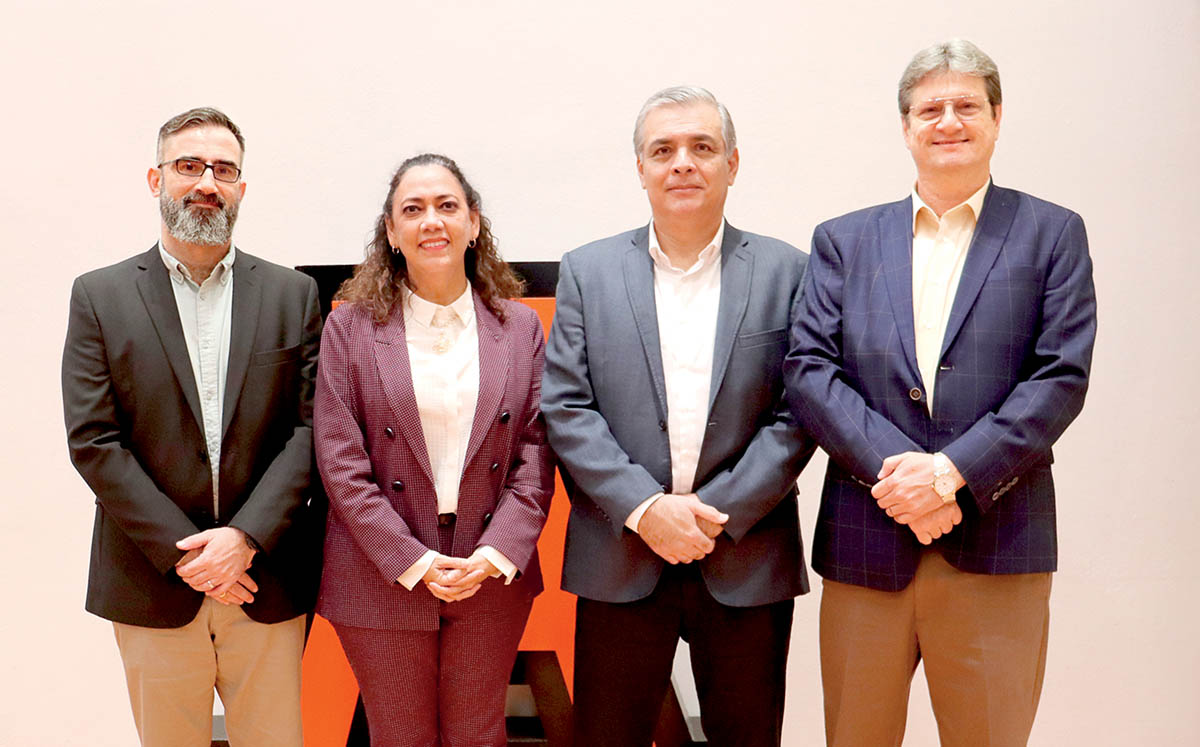 DANIEL BUSTOS, ADRIANA MENÉNDEZ, EDUARDO MELÉNDEZ Y BASILIO ARMANDO KOT estuvieron presentes en la ceremonia de certificados