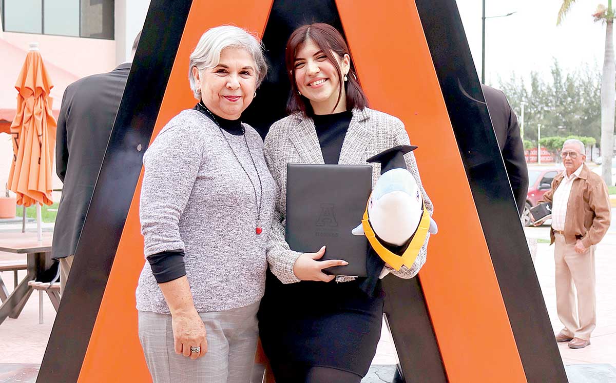 NELY RUIZ Y NELY MAYELA VILLARREAL nos compartió su orgullo por haber completado una de sus metas