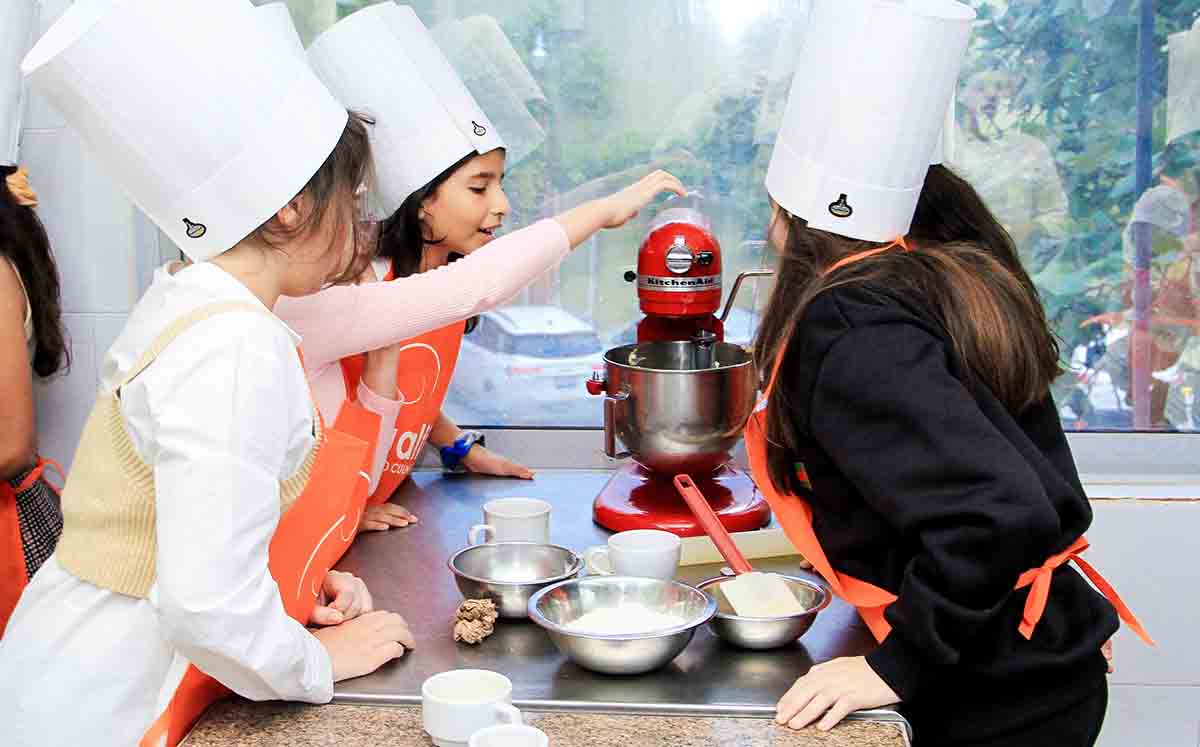 Momentos de la preparación de galletitas