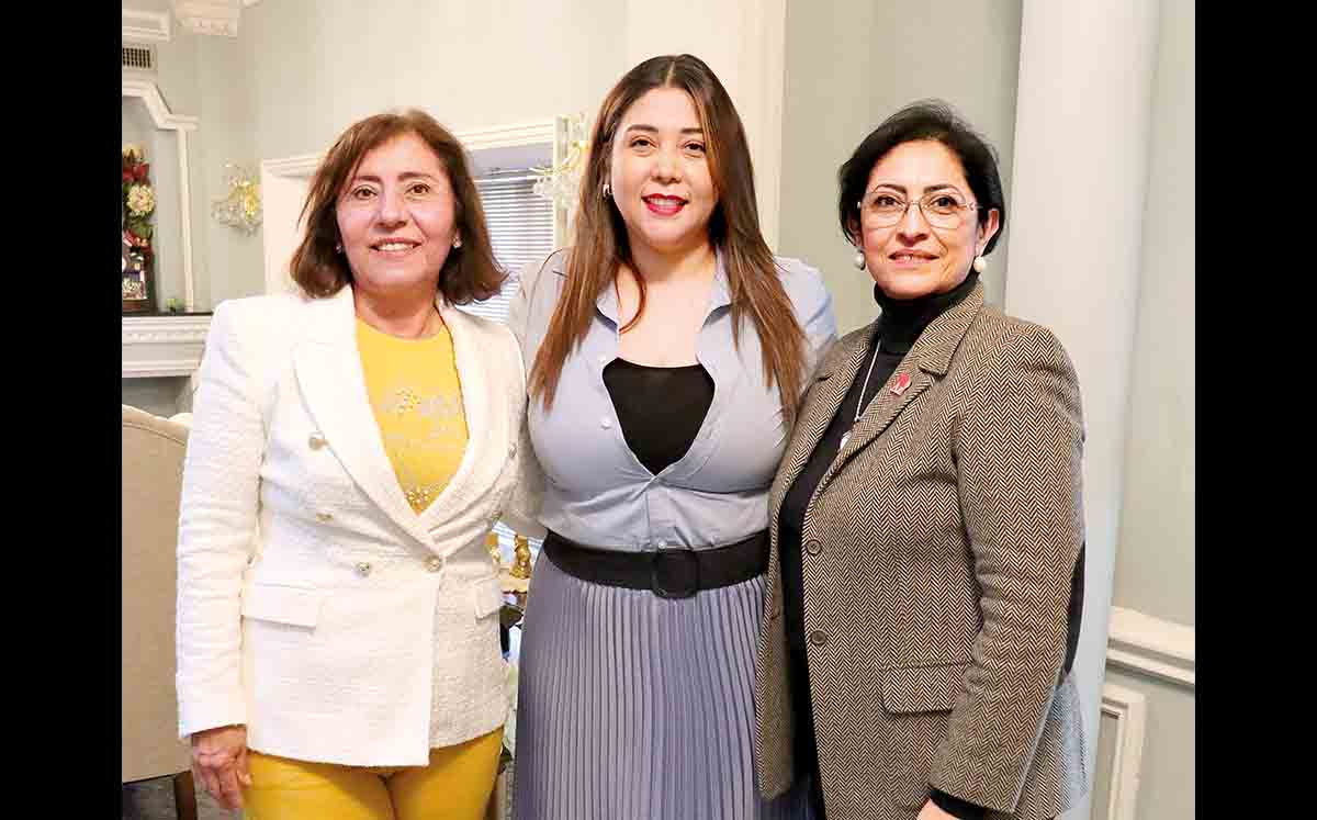 JOVITA DOMÍNGUEZ, THELMA CASTRO Y ALICIA BARRÓN degustaron fruta de temporada, tamal de cazuela y pan de dulce