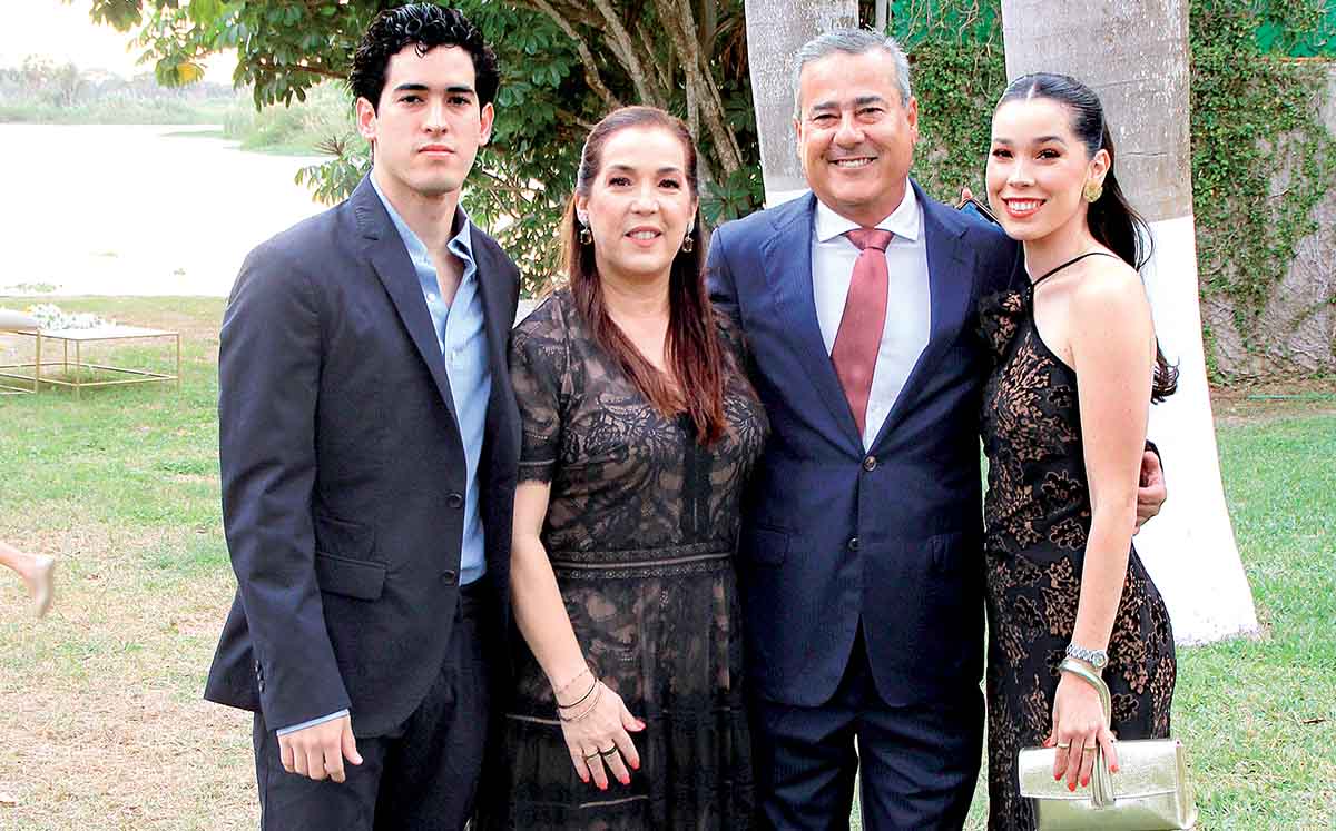 RAFAEL ANDRADE, SILVIA CARSTENSEN, HUGO ANDRADE Y SILVIA LORENZA ANDRADE felices de compartir la felicidad de Karla y Macerlo en su boda civil