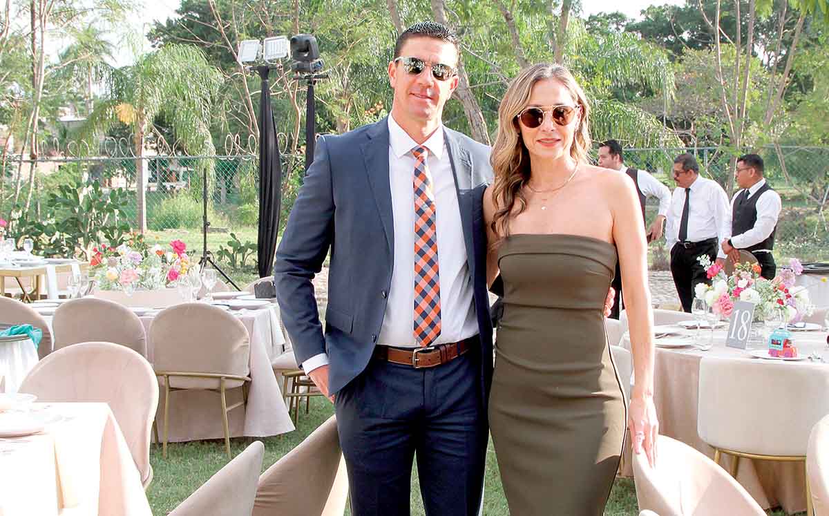 ANTONINO ALONSO Y ALMENDRA GARCÍA llegaron con sus mejores outfits a la boda civil de Karla y Marcelo