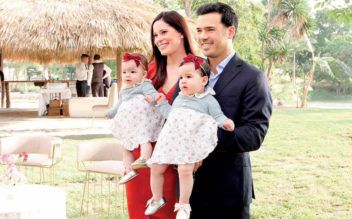 LORENA ANDRADE, JOSÉ MANUEL LUENGAS, JIMENA LUENGAS Y PAULA LUENGAS fueron recibidos con la música de música del grupo Rosa Mexicano