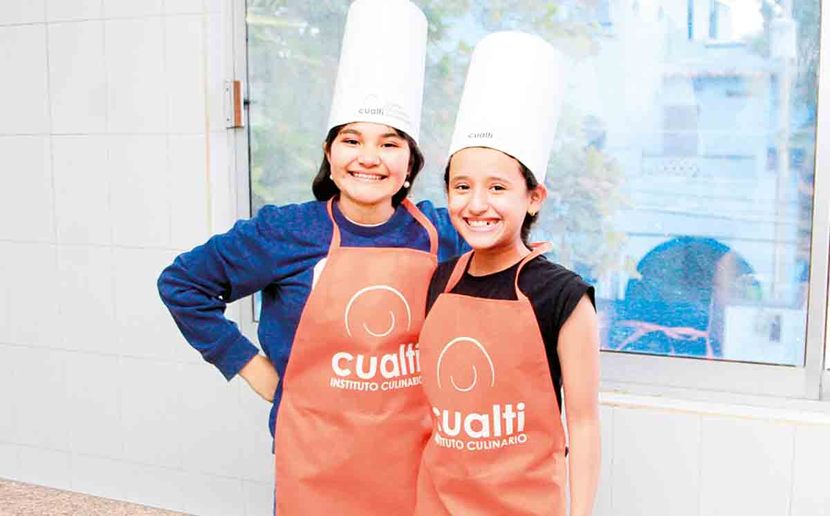 MARÍA JOSÉ GODÍNEZ Y ALEXIA RODRÍGUEZ hornearon galletas y decoraron casitas de jengibre