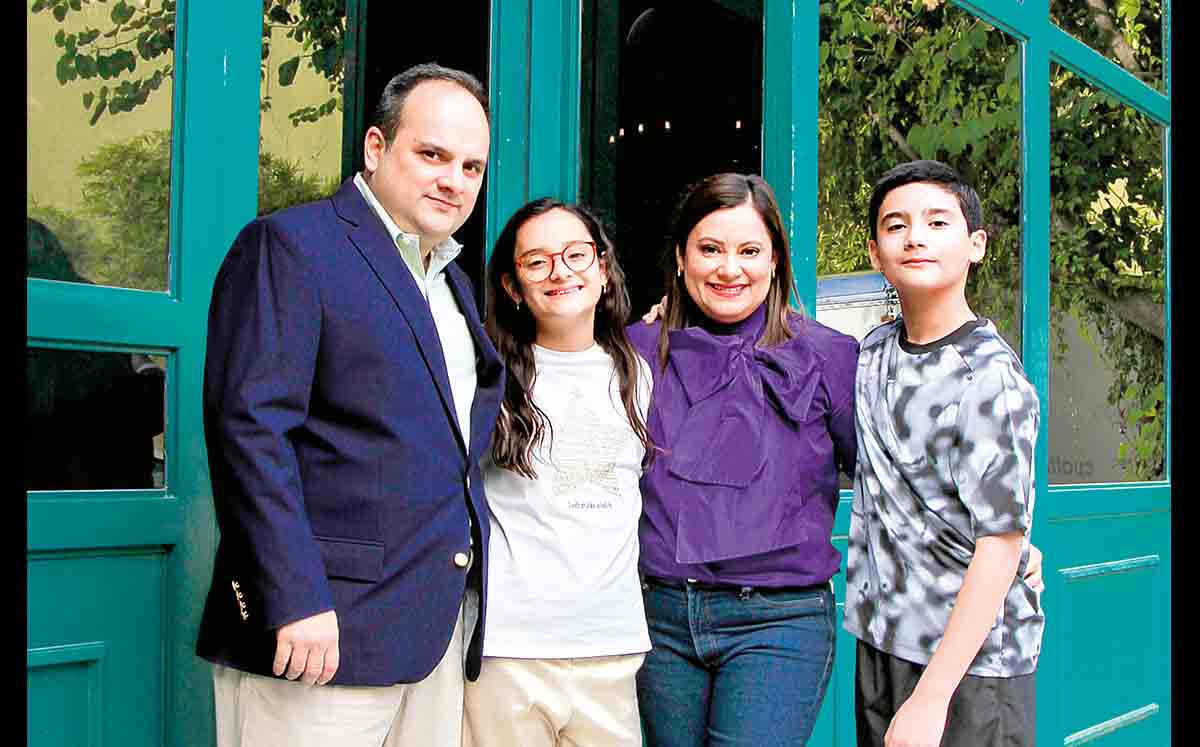 CARLOS VERTERAMO, CONSTANZA VERTERAMO, DALIA DE VERTERAMO Y CARLOS VERTERAMO degustaron de tacos de filete y un delicioso pastel de VeriDeli
