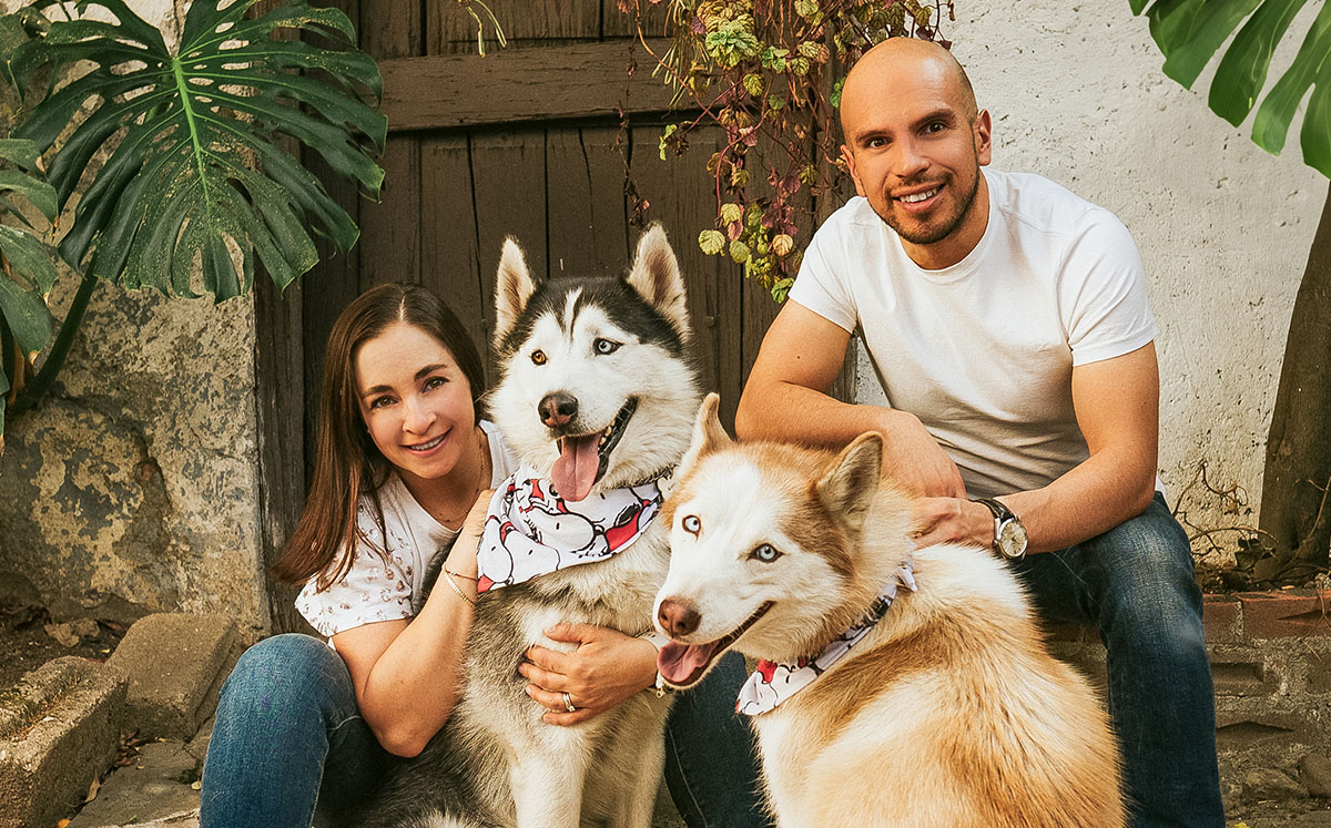 Ambos son amantes del café, y disfrutan compartir momentos junto a sus dos huskies, Fira y Moogly