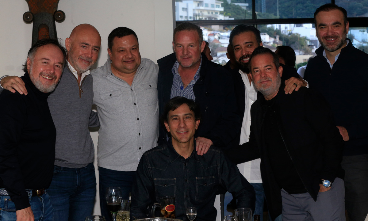 Javier García Iza con un grupo de amigos / Foto: Daniel Saldívar