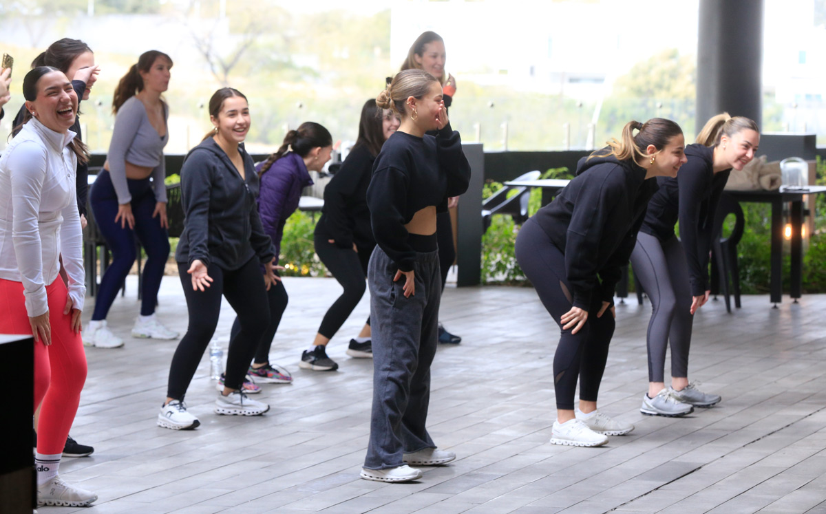 Clase de baile por los couches de Latina Tribe / Foto: Daniel Saldívar