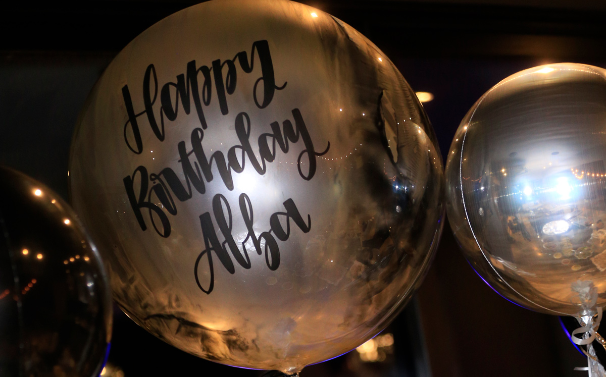 Globo dedicado a la festejada Alba Flores / Foto: Daniel Saldívar