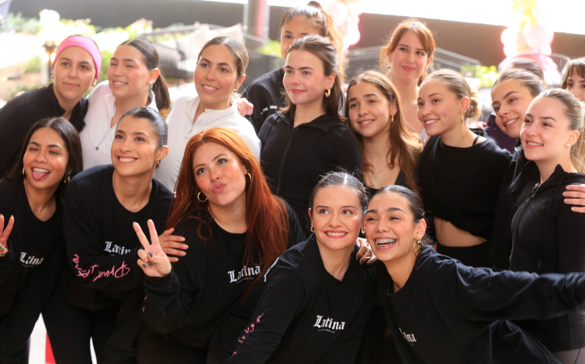 Grupo de asistentes a la clase de baile / Foto: Daniel Saldívar