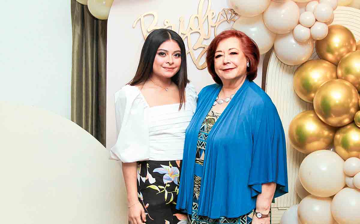 CLARA MARÍA RUIZ Y OFELIA LUENGAS disfrutaron de hermosa decoración de Manhattan Events
