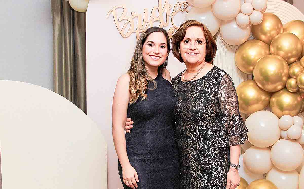 MARÍA DE LOS ÁNGELES FUENTES Y SOFÍA CAVAZOS se divirtieron con actividades como la tradicional lotería y realizar outfits para la novia