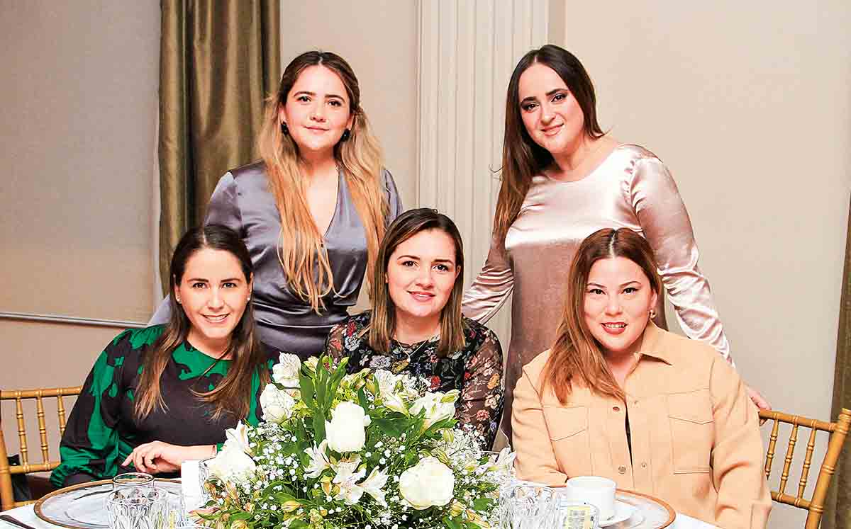 JOCELYN AHUMADA, ANA BERTHA GUEVARA, CECILIA HERRERA, ARGELIA CEPEDA Y TANIA LATTUADA disfrutaron de la linda decoración