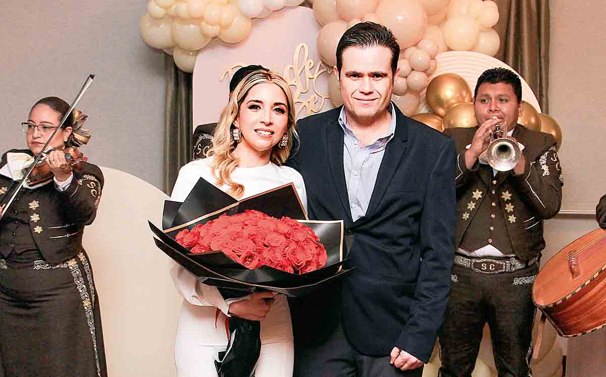 El novio, Heriberto Cavazos, llegó con un espectacular ramo de rosas y el mariachi Santa Cecilia.