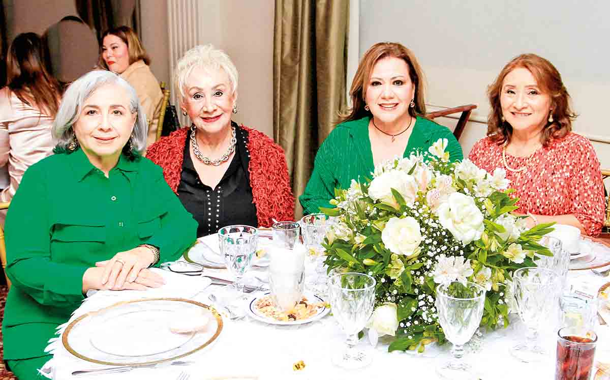 ESPERANZA CASTRO, SANDRA LUZ, KARMEN PULIDO Y LUZ MARÍA ROLDÁN felices de celebrar junto a Andrea de su despedida