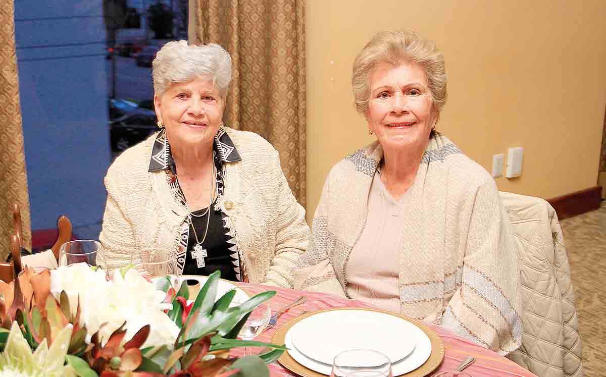 ROSITA FARIAS E HILDA OSORIO fueron recibidas con la bella decoración floral de Elvira del Cam