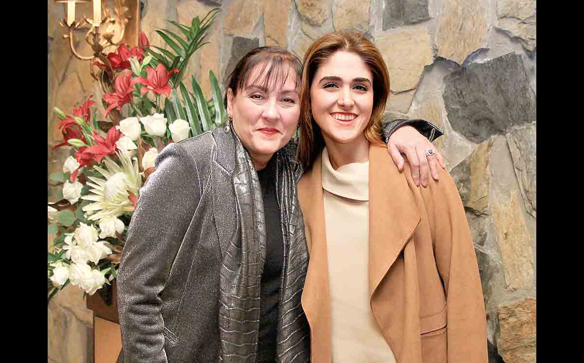 OLGUITA DE ELIZONDO  y OLGA ELIZONDO se divirtieron  jugando lotería