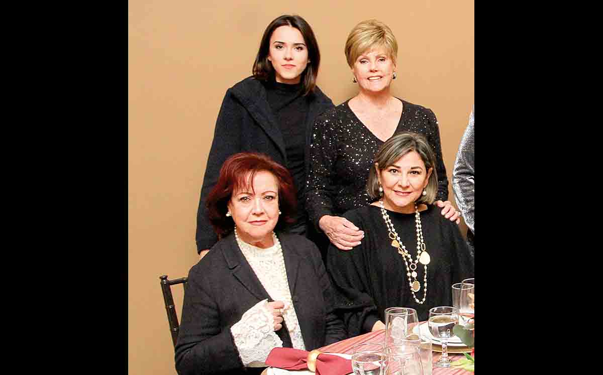 PILAR ELIZONDO, ANNE FUNK, AMPARO BERUMEN Y MARICARMEN DE ELIZONDO se divirtieron  jugando a enderezar las letras para formar palabras