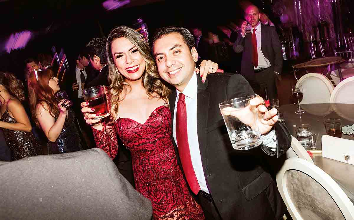 REBECA CASTILLO DE GIRÓN Y VÍCTOR GIRÓN llegaron con sus mejores outfits a la boda