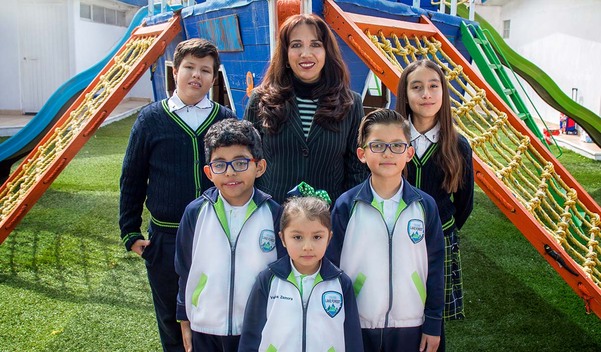 Soraya Cruz junto a alumnos del Colegio Lake Forest