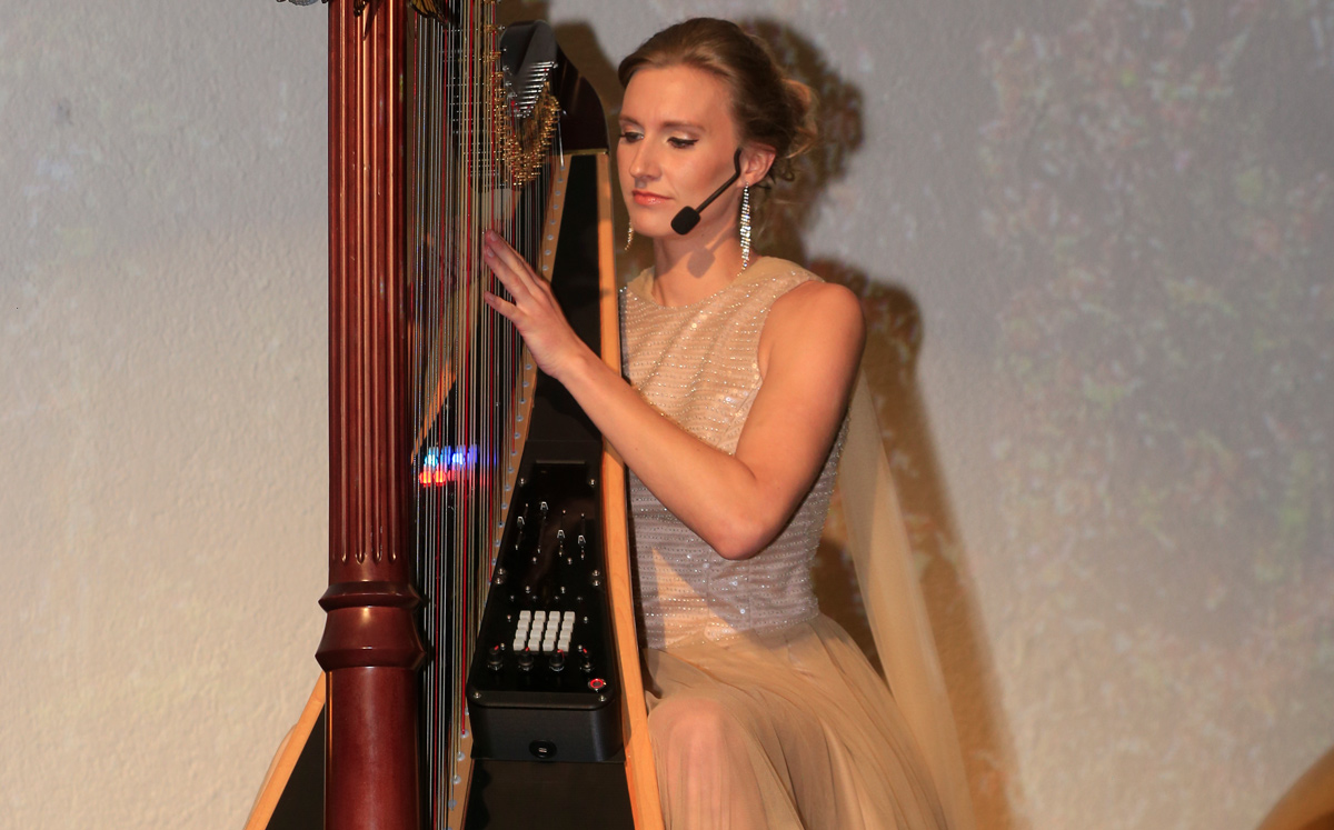 Alexandra Tibbitts amenizó en la Gala MARCO con música de arpa / Foto: Daniel Saldívar