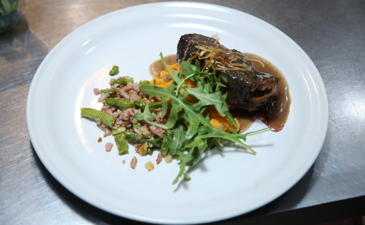 Filete en reducción de coñac con puré rústico de camote y ejotes