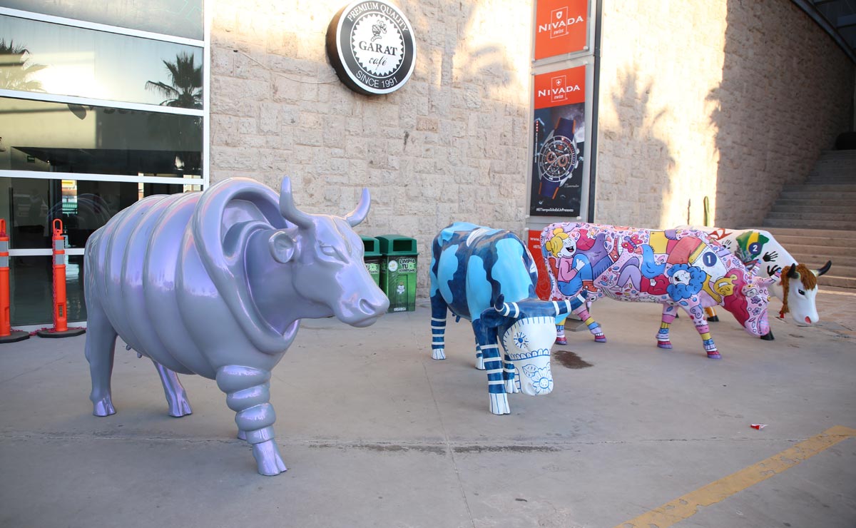 Vacas de fibra de vidrio intervenidas por artistas locales