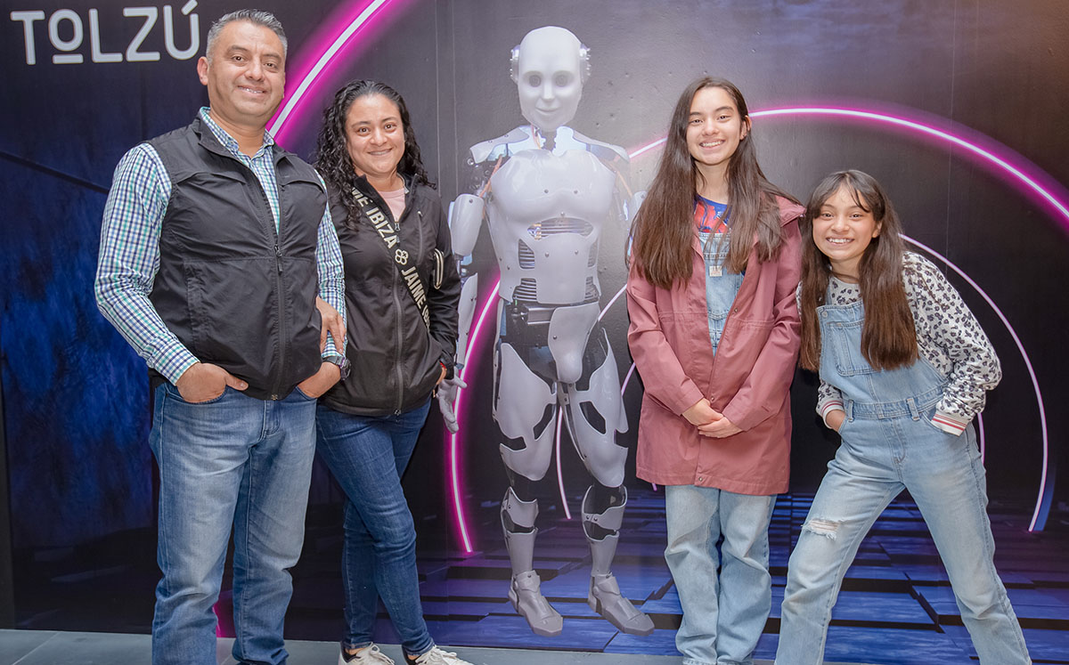 Hugo Rodríguez, Angélica Colín,  Romina Rodríguez y Valentina Rodríguez