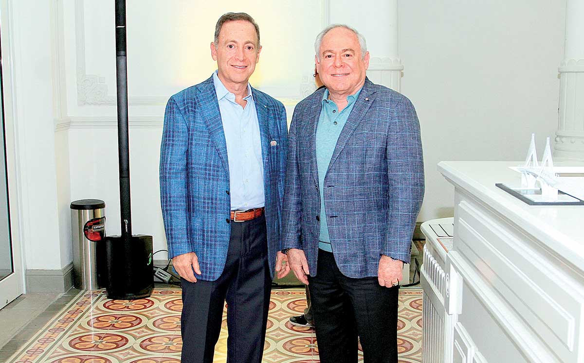 ROBERT FLEISHMAN Y HENRY FLEISHMAN disfrutaron de una rica cena en el área del Jardín Fleishman