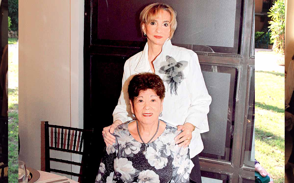 GABY DE GOCHICOA Y AMPARITO de FLORES felices de festejar junto a Lala de su cumpleaños