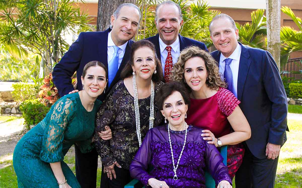 Familia festejando el cumpleaños de LALA DE MORELEÓN