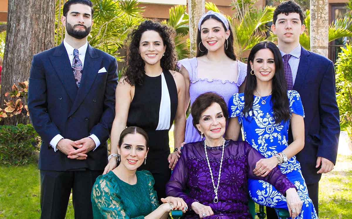 Familia festejando el cumpleaños de LALA DE MORELEÓN