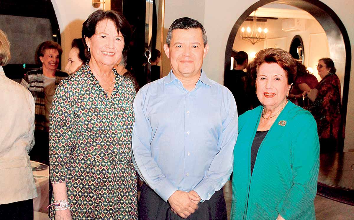 MARTHA HINOJOSA, JORGE GARCÍA Y MARU ELIZONDO cantaron a coro las tradicionales Mañanitas a la festejada