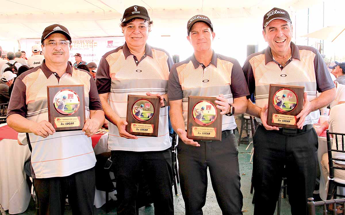 JOSÉ LUIS DEL ÁNGEL, RAÚL CEJA, JORGE MANZUR Y CARLOS BONILLA felices de recibir el reconocimiento del Torneo de Golf de Casa Alzheimer