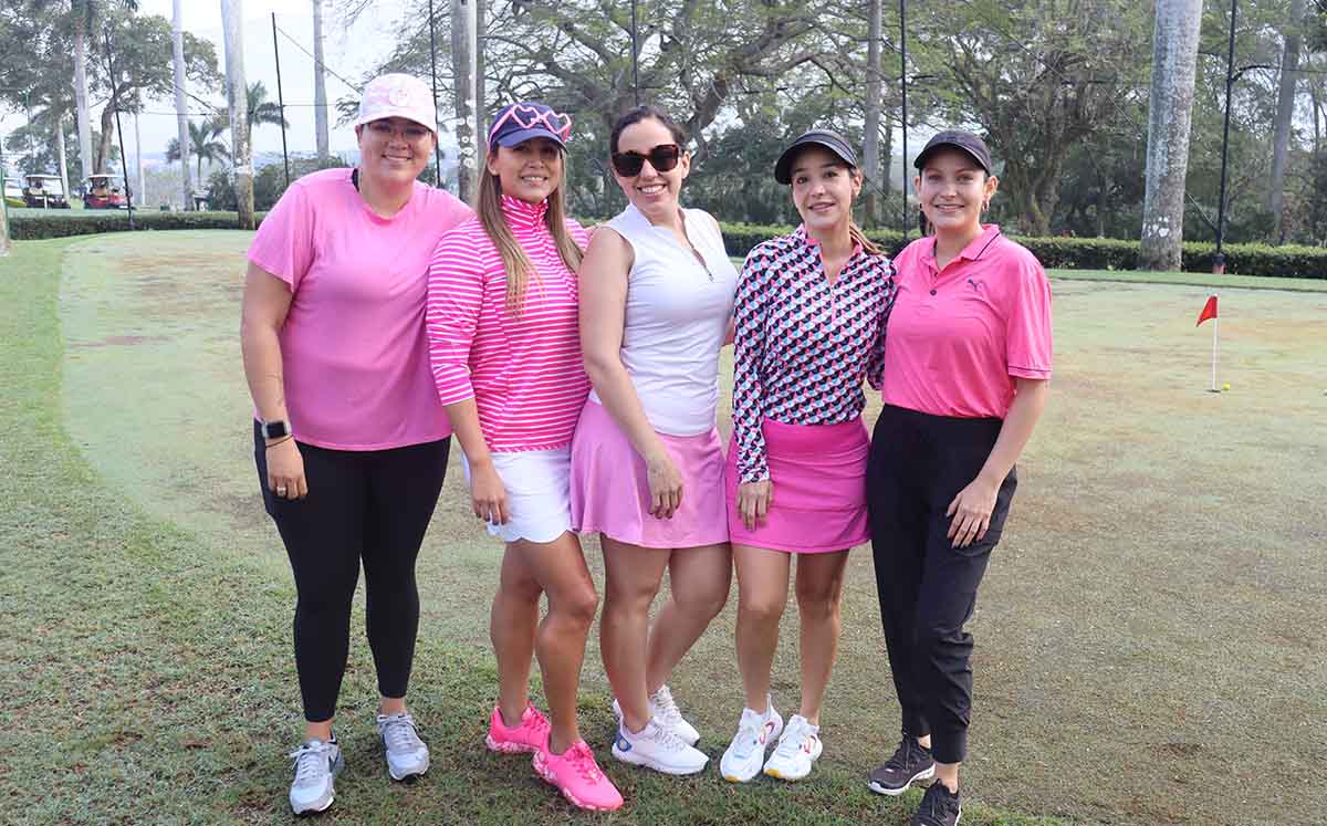 MARISELA DE LARRAGA, ANA ALICIA MALAGÓN, ARANXTA VALDEZ, MIRIAM AYALA Y PATY CRUZ posaron con sus mejores outfits rosas para nosotros