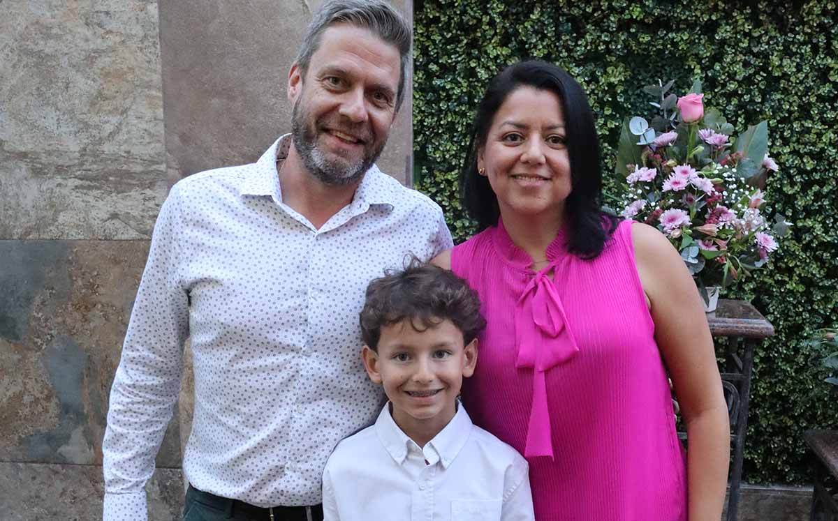 MIKE HANNIKAINEN, ADAYRA LÓPEZ, BENJAMÍN HANNIKAINEN disfrutaron de la primera comunión de Fatíma