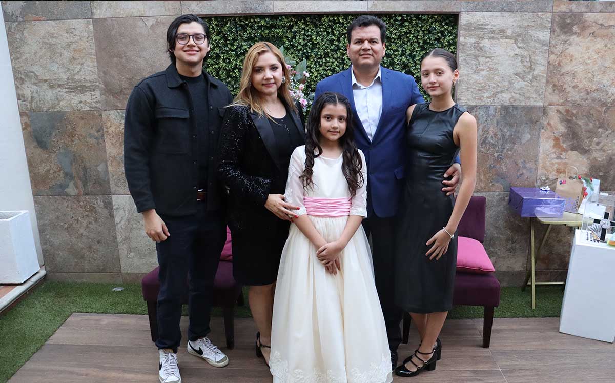 JORGE DENEB LÓPEZ CASTRO, GREGORIA CASTRO, FATIMA ASTRID LÓPEZ CASTRO, JORGE  DENEB LÓPEZ, ANDREA LÓPEZ CASTRO nos regalaron sus mejores sonrisas