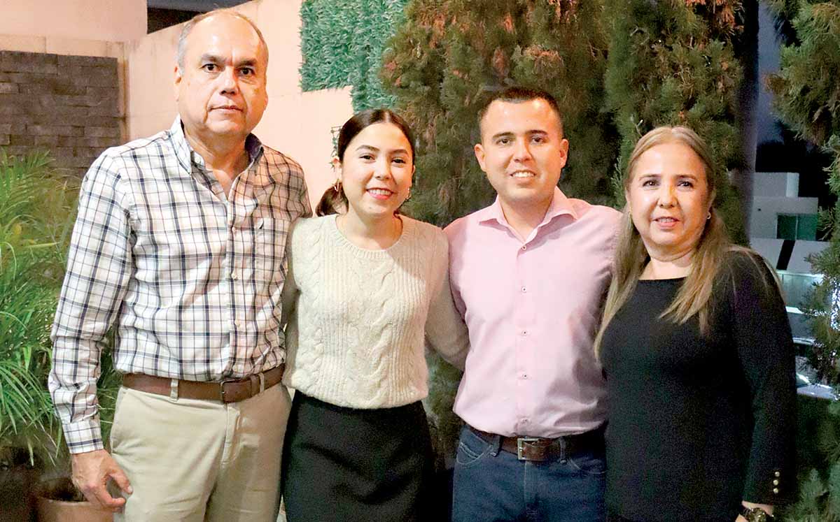 FERNANDO CASTRO, LUPITA CASTRO, ALEX CASTRO, ROSY HERNÁNDEZ felices de celebrar la primera comunión de Fatíma