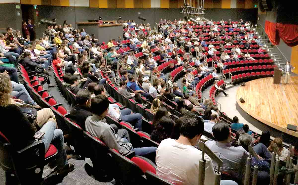 Con la vista al futuro en la conferencia